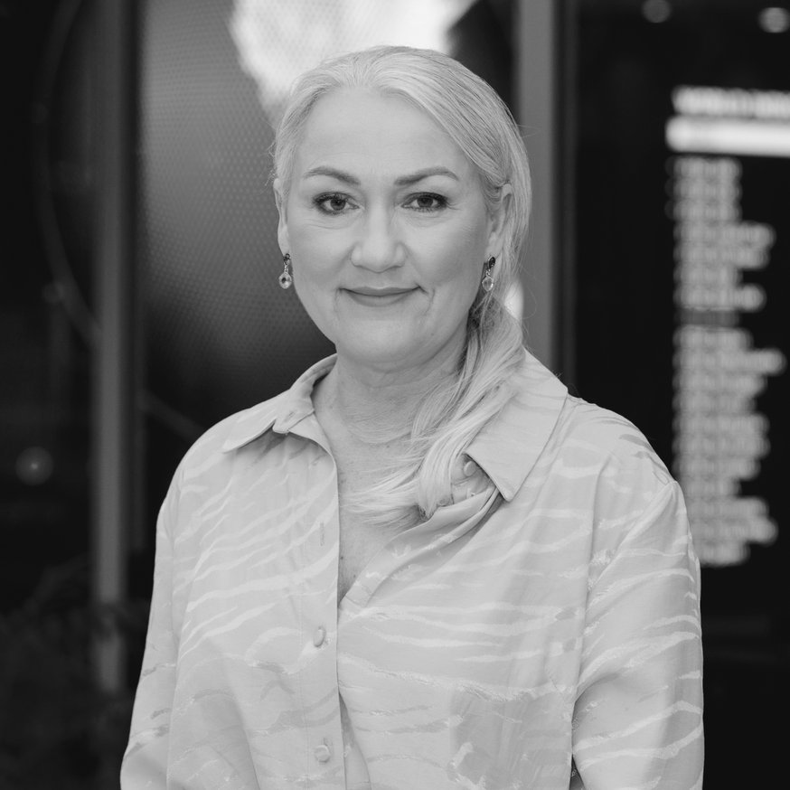 Headshot of Moderator: Emma Thwaites